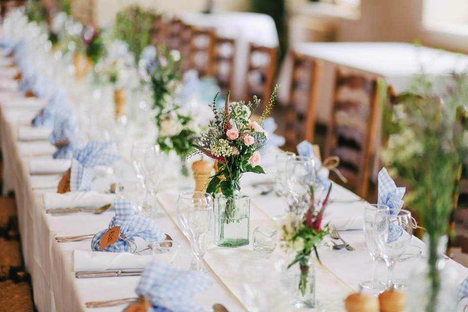 11 prostych pomysłów na centra stołów do dekoracji ślubnych